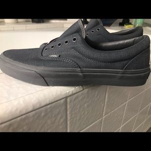 Men’s size 9.5 Vans skate shoe.
